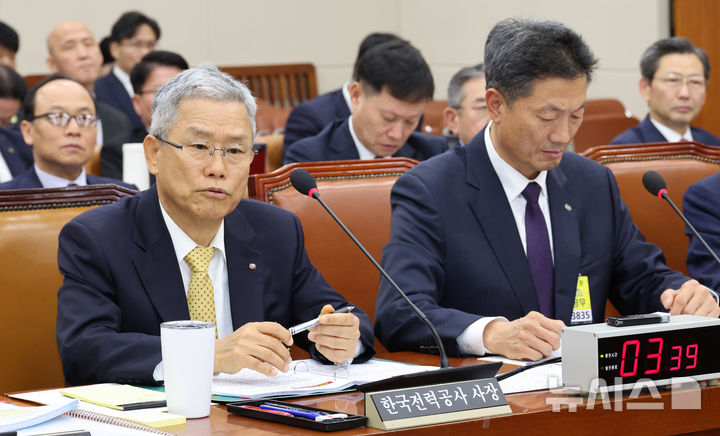 [서울=뉴시스] 김금보 기자 = 김동철 한국전력공사 사장이 23일 서울 여의도 국회에서 열린 기후에너지환경노동위원회 국정감사에서 질의에 답하고 있다. 2025.10.22. kgb@newsis.com