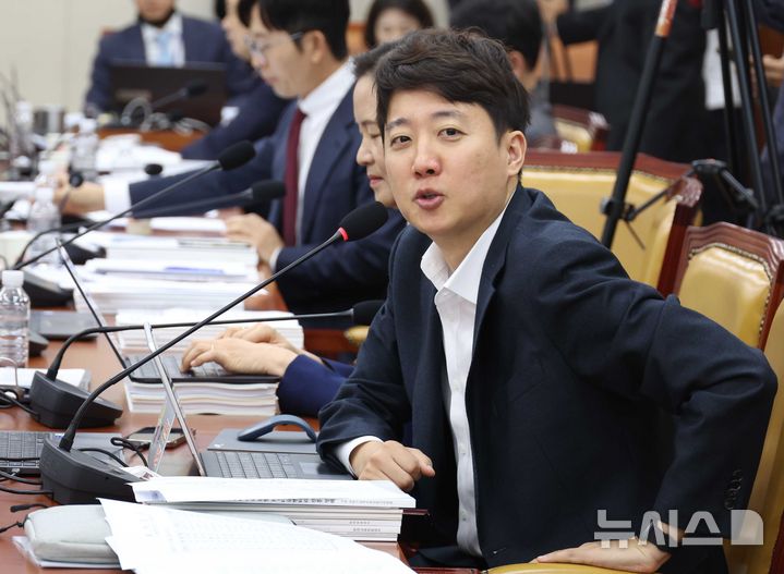 [서울=뉴시스] 조성봉 기자 = 이준석 개혁신당 대표가 23일 오전 서울 여의도 국회에서 열린 과학기술정보방송통신위원회 국정감사에서 질의를 하고 있다. 2025.10.23. suncho21@newsis.com