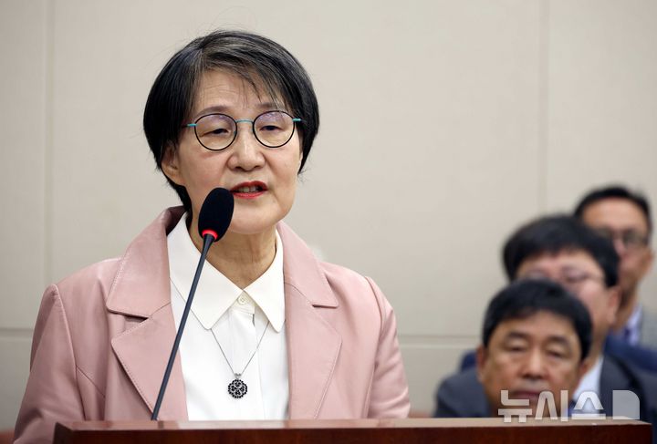 [서울=뉴시스] 조성봉 기자 = 권태선 방송문화진흥회 이사장이 지난해 10월 서울 여의도 국회에서 열린 과학기술정보방송통신위원회 국정감사에서 업무 보고를 하고 있다. 2025.10.23. suncho21@newsis.com