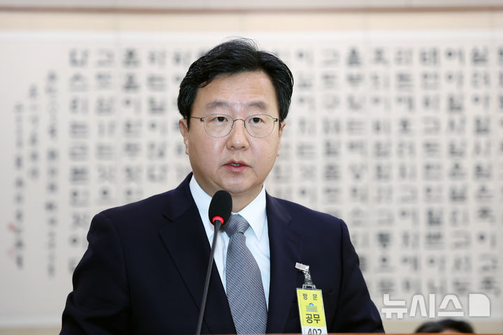 [서울=뉴시스] 김명년 기자 = 정진우 서울중앙지검 검사장이 지난달 23일 오전 서울 여의도 국회 법제사법위원회에서 열린 서울고등검찰청-서울중앙지방검찰청 등에 대한 국정감사에 출석해 업무보고하고 있다. 2025.10.23. kmn@newsis.com