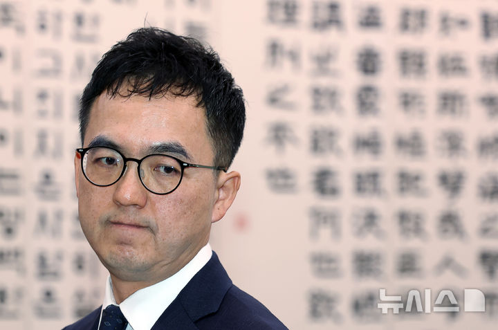 [서울=뉴시스] 김명년 기자 = 구자현 서울고등검찰청 검사장이 지난달 23일 오전 서울 여의도 국회 법제사법위원회에서 열린 서울고등검찰청-서울중앙지방검찰청 등에 대한 국정감사에 출석해 발언대로 향하고 있다. 2025.10.23. kmn@newsis.com