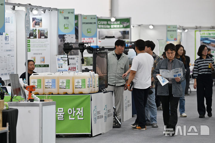 [나주=뉴시스] 이영주 기자 = 국제농업박람회가 개막한 23일 오후 전남 나주시 전남농업기술원 내 박람회장에서 관람객들이 전시를 관람하고 있다. 2025.10.23. leeyj2578@newsis.com