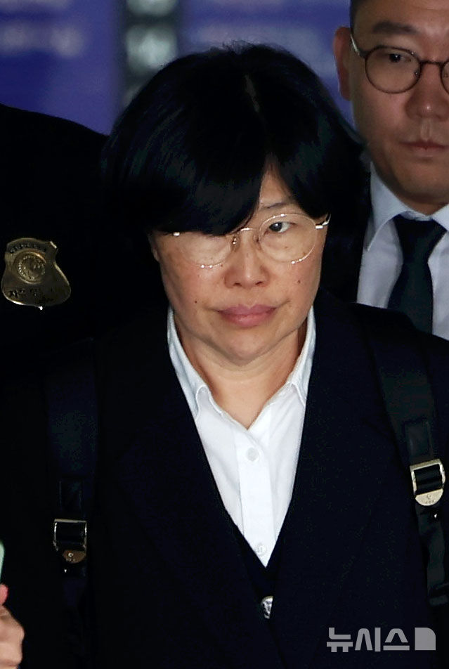 [서울=뉴시스] 홍효식 기자 = 해병대원 순직사건 수사 외압 의혹에 연루된 유재은 전 국방부 법무관리관이 23일 서울 서초구 서울중앙지방법원에서 열린 영장실질심사를 마친 뒤 법원을 나서고 있다. 2025.10.23. yesphoto@newsis.com