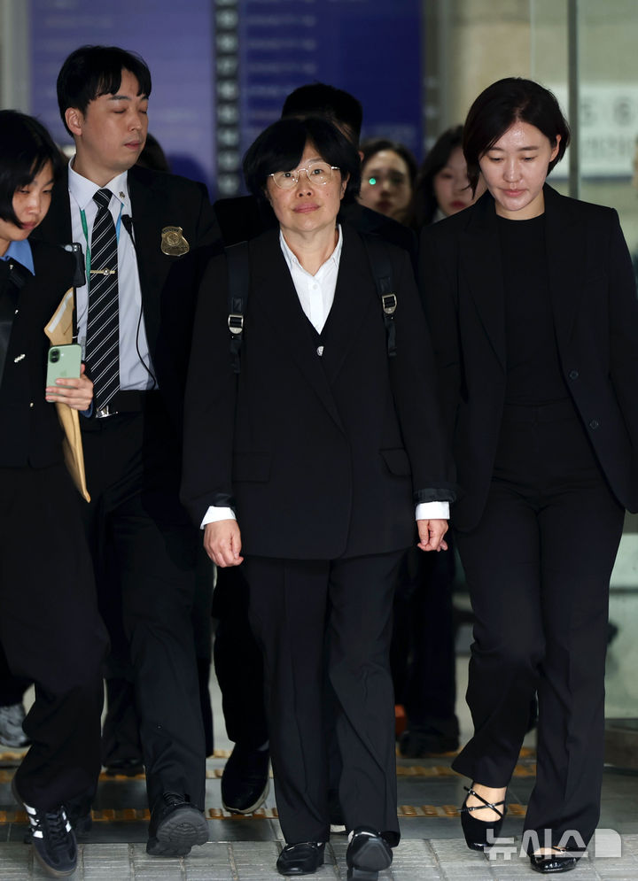 [서울=뉴시스] 홍효식 기자 = 해병대원 순직사건 수사 외압 의혹에 연루된 유재은 전 국방부 법무관리관이 23일 서울 서초구 서울중앙지방법원에서 열린 영장실질심사를 마친 뒤 법원을 나서고 있다. 2025.10.23. yesphoto@newsis.com