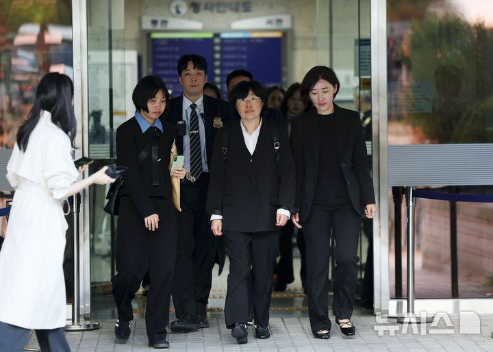 [서울=뉴시스] 홍효식 기자 = 해병대원 순직사건 수사 외압 의혹에 연루된 유재은 전 국방부 법무관리관이 23일 서울 서초구 서울중앙지방법원에서 열린 영장실질심사를 마친 뒤 법원을 나서고 있다. 2025.10.23. yesphoto@newsis.com