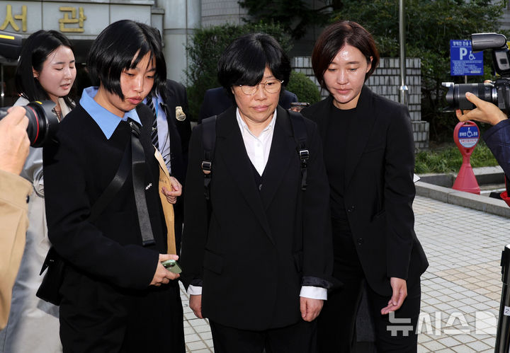 [서울=뉴시스] 홍효식 기자 = 해병대원 순직사건 수사 외압 의혹에 연루된 유재은 전 국방부 법무관리관이 23일 서울 서초구 서울중앙지방법원에서 열린 영장실질심사를 마친 뒤 법원을 나서고 있다. 2025.10.23. yesphoto@newsis.com