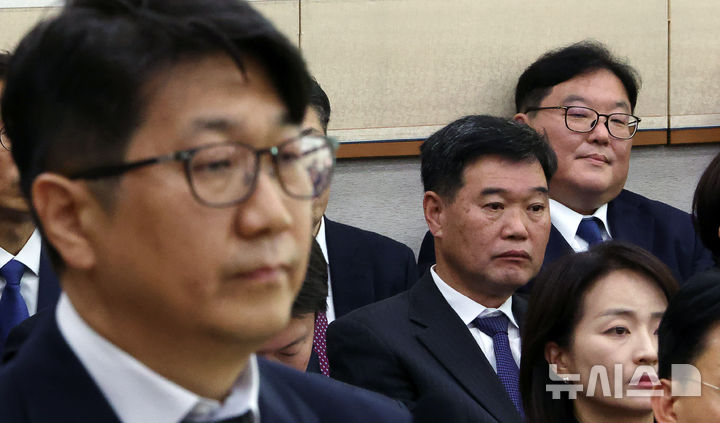 [서울=뉴시스] 김명년 기자 = 엄희준 광주고등검찰청 검사가 지난해 10월 23일 서울 여의도 국회 법제사법위원회에서 열린 서울고등검찰청-서울중앙지방검찰청 등에 대한 국정감사에서 질의응답 중인 문지석 광주지방검찰청 부장검사를 바라보고 있다. 2026.03.09. kmn@newsis.com