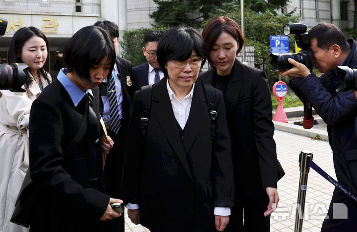 [서울=뉴시스] 홍효식 기자 = 해병대원 순직사건 수사 외압 의혹에 연루된 유재은 전 국방부 법무관리관이 23일 서울 서초구 서울중앙지방법원에서 열린 영장실질심사를 마친 뒤 법원을 나서고 있다. 2025.10.23. yesphoto@newsis.com