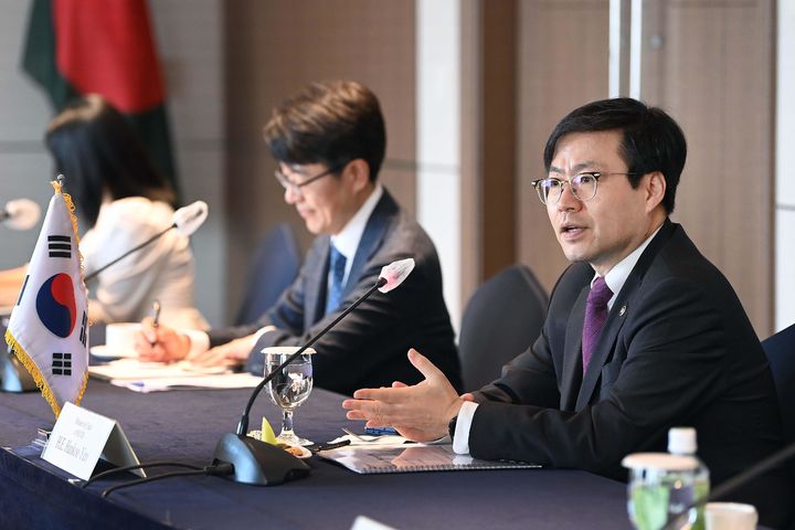 [서울=뉴시스] 여한구 산업통상부 통상교섭본부장이 23일 서울 소공동 롯데호텔에서 초우드리 아식 마흐무드 빈 하룬 방글라데시 투자청장과 면담하고 있다. (사진=산업통상자원부 제공) 2025.10.23. photo@newsis.com *재판매 및 DB 금지