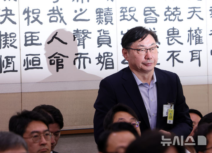 [서울=뉴시스] 김명년 기자 = 이화영 전 경기도 평화부지사가 23일 오전 서울 여의도 국회 법제사법위원회에서 열린 서울고등검찰청-서울중앙지방검찰청 등에 대한 국정감사에 출석해 있다. 2025.10.23. kmn@newsis.com