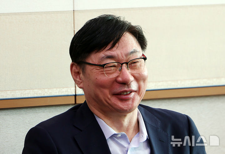 [서울=뉴시스] 김명년 기자 = 이화영 전 경기도 평화부지사가 지난달 23일 오전 서울 여의도 국회 법제사법위원회에서 열린 서울고등검찰청-서울중앙지방검찰청 등에 대한 국정감사에서 의원들의 토론 중 웃음을 보이고 있다. 2025.10.23. kmn@newsis.com