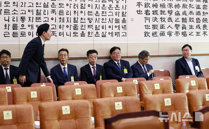[서울=뉴시스] 김명년 기자 = 이화영 전 경기도 평화부지사가 지난달 23일 오전 서울 여의도 국회 법제사법위원회에서 열린 서울고등검찰청-서울중앙지방검찰청 등에 대한 국정감사에서 자신의 대북 송금 사건을 수사했던 박상용 법무연수원 교수를 바라보고 있다. 2025.11.27. kmn@newsis.com