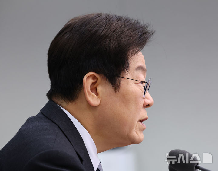 [서울=뉴시스] 최동준 기자 = 이재명 대통령이 23일 서울 용산 대통령실 청사에서 열린 수석보좌관회의에서 발언하고 있다. (대통령실통신사진기자단) 2025.10.23. photocdj@newsis.com