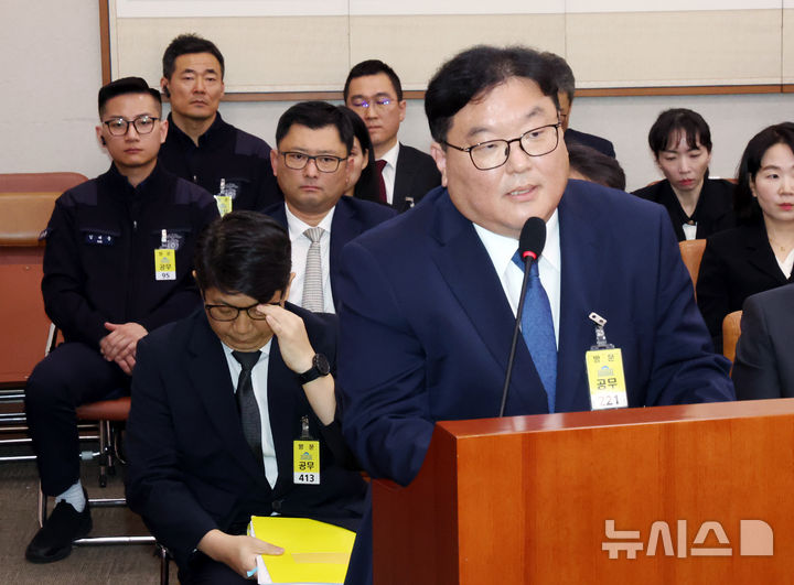 [서울=뉴시스] 김명년 기자 = 엄희준 광주고등검찰청 검사가 지난달 23일 오전 서울 여의도 국회 법제사법위원회에서 열린 서울고등검찰청-서울중앙지방검찰청 등에 대한 국정감사에서 질의에 답하고 있다. 문지석(왼쪽 아래) 광주지방검찰청 부장검사가 엄 검사의 답변을 듣고 있다. 2025.10.23. kmn@newsis.com