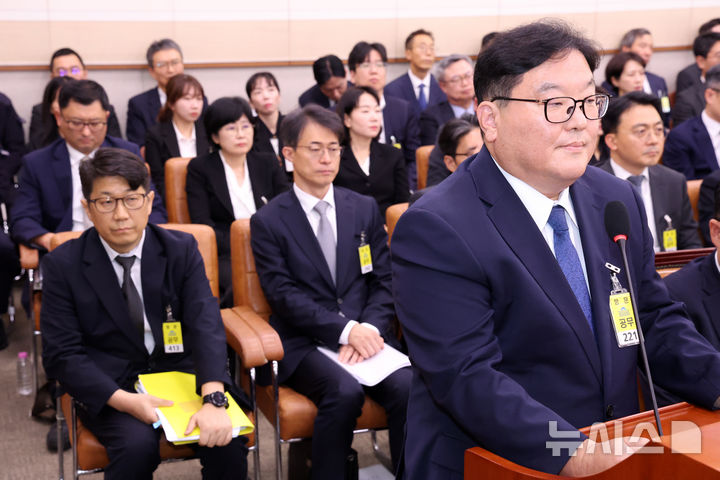 [서울=뉴시스] 김명년 기자 = 엄희준 광주고등검찰청 검사가 지난 23일 오전 서울 여의도 국회 법제사법위원회에서 열린 서울고등검찰청-서울중앙지방검찰청 등에 대한 국정감사에서 질의에 답하고 있다. 문지석(왼쪽 아래) 광주지방검찰청 부장검사가 엄 검사의 답변을 듣고 있다. 2025.10.23. kmn@newsis.com