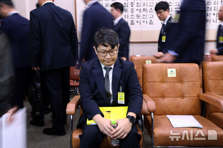 [서울=뉴시스] 김명년 기자 = 문지석 광주지검 부장검사가 23일 오전 서울 여의도 국회 법제사법위원회에서 열린 서울고등검찰청-서울중앙지방검찰청 등에 대한 국정감사가 중지된 후 이동하는 검사들을 뒤로한 채 자리에 앉아 있다. 2025.10.23. kmn@newsis.com