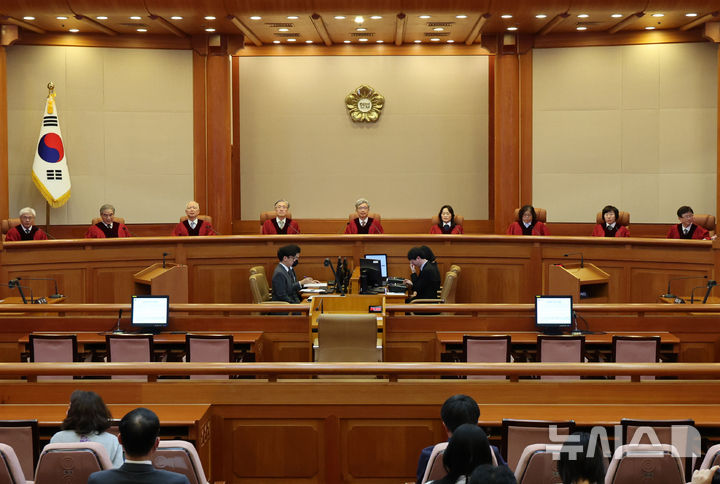 [서울=뉴시스] 배훈식 기자 = 헌법재판소가 법원 재판을 헌법소원 심판 대상으로 삼는 '재판 소원' 도입에 찬성한다는 의견을 밝혔다. 사진은 김상환 헌법재판소장을 비롯한 헌법 재판관들이 지난달 23일 오후 심판사건 선고를 위해 서울 종로구 헌법재판소 대심판정에 자리하고 있는 모습. 왼쪽부터 마은혁 재판관, 조한창 재판관, 정형식 재판관, 김형두 재판관, 김 헌재소장, 정정미 재판관, 김복형 재판관, 정계선 재판관, 오영준 재판관. 2025.10.23. dahora83@newsis.com