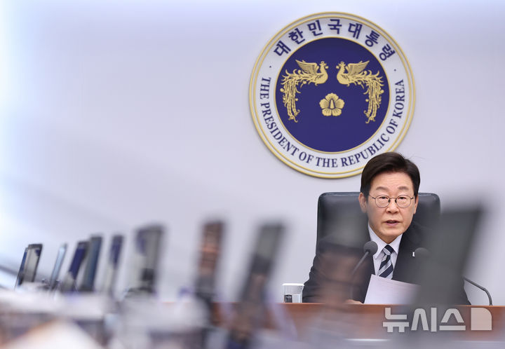 [서울=뉴시스] 최동준 기자 = 이재명 대통령이 23일 서울 용산 대통령실 청사에서 열린 수석보좌관회의에서 발언하고 있다. (대통령실통신사진기자단) 2025.10.23. photocdj@newsis.com