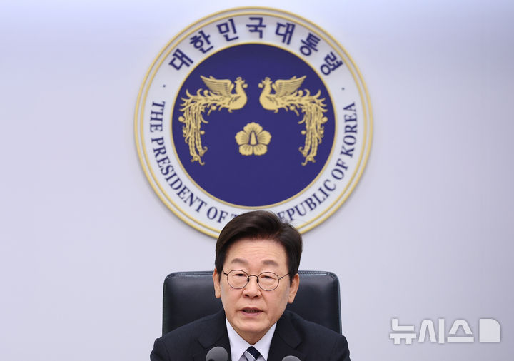 [서울=뉴시스] 최동준 기자 = 이재명 대통령이 23일 서울 용산 대통령실 청사에서 열린 수석보좌관회의에서 발언하고 있다. (대통령실통신사진기자단) 2025.10.23. photocdj@newsis.com