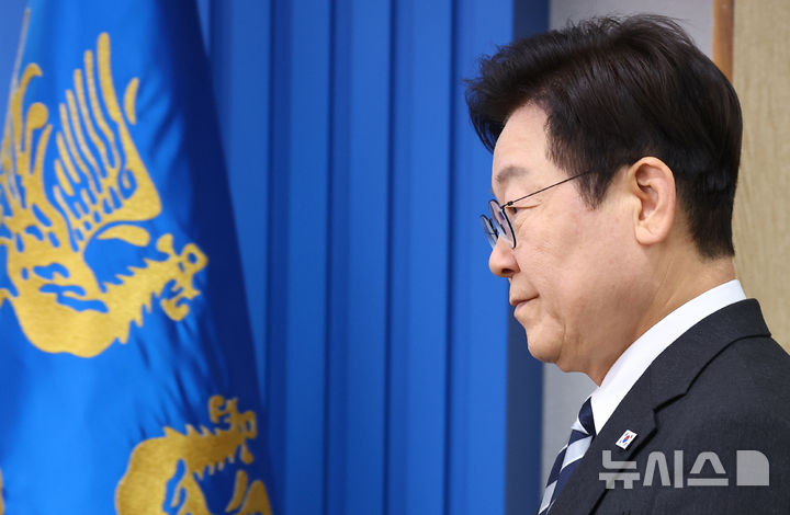 [서울=뉴시스] 최동준 기자 = 이재명 대통령이 지난 23일 서울 용산 대통령실 청사에서 열린 수석보좌관회의에 입장하고 있다. (대통령실통신사진기자단) 2025.10.23. photocdj@newsis.com