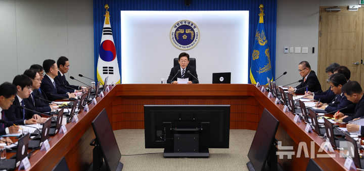 [서울=뉴시스] 최동준 기자 = 이재명 대통령이 23일 서울 용산 대통령실 청사에서 열린 수석보좌관회의에서 발언하고 있다. (대통령실통신사진기자단) 2025.10.23. photocdj@newsis.com