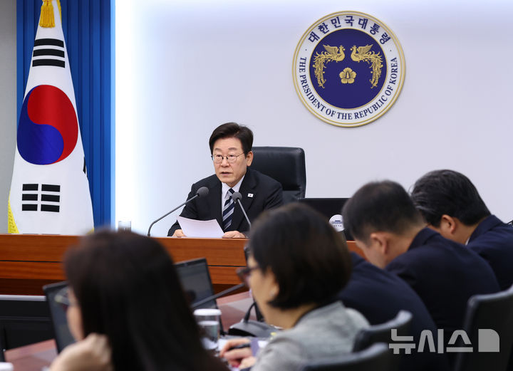 [서울=뉴시스] 최동준 기자 = 이재명 대통령이 23일 서울 용산 대통령실 청사에서 열린 수석보좌관회의에서 발언하고 있다. (대통령실통신사진기자단) 2025.10.23. photocdj@newsis.com