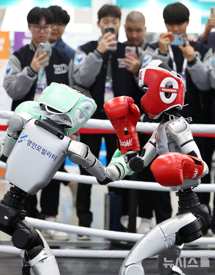[대구=뉴시스] 이무열 기자 = 23일 대구 북구 엑스코에서 열린 미래혁신기술박람회(FIX 2025)에서 관람객들이 중국 로봇 기업 유니트리 로보틱스(Unitree Robotics)가 개발한 휴머노이드 로봇 'G1' 복싱 경기 시연을 보고 있다.FIX 2025는 미래형 모빌리티와 로봇 산업의 융합을 주제로 25일 까지 엑스코 전관에서 진행된다. 2025.10.23. lmy@newsis.com