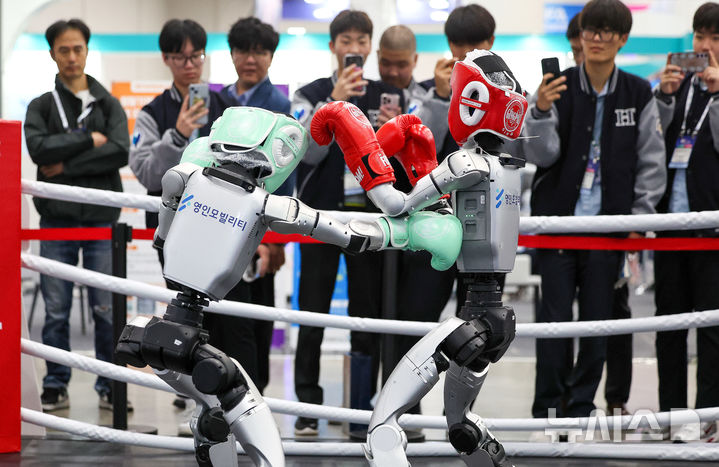 [대구=뉴시스] 이무열 기자 = 23일 대구 북구 엑스코에서 열린 미래혁신기술박람회(FIX 2025)에서 관람객들이 중국 로봇 기업 유니트리 로보틱스(Unitree Robotics)가 개발한 휴머노이드 로봇 'G1' 복싱 경기 시연을 보고 있다.FIX 2025는 미래형 모빌리티와 로봇 산업의 융합을 주제로 25일 까지 엑스코 전관에서 진행된다. 2025.10.23. lmy@newsis.com