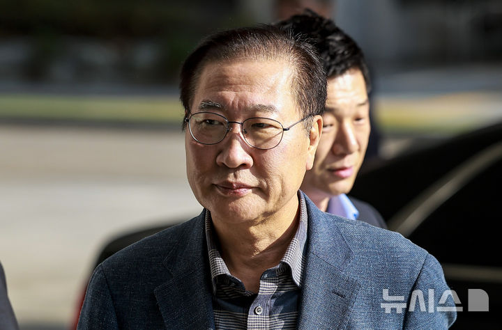 [서울=뉴시스] 정병혁 기자 = 박성재 전 법무부장관이 23일 서울 서초구 서울고등검찰청에 마련된 내란특검팀(특별검사 조은석)에 피의자신분으로 조사를 받기 위해 출석하고 있다. 2025.10.23 jhope@newsis.com