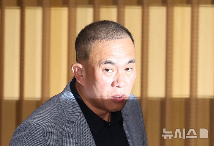 [서울=뉴시스] 김선웅 기자 = '정치브로커'로 알려진 명태균 씨가 23일 서울시청에서 열린 국회 행정안전위원회의 서울특별시에 대한 국정감사에 증인으로 출석하고 있다. 2025.10.23. mangusta@newsis.com