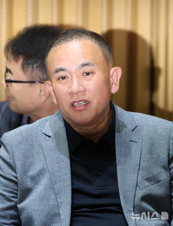 [서울=뉴시스] 김선웅 기자 = '정치브로커'로 알려진 명태균 씨가 23일 서울시청에서 열린 국회 행정안전위원회의 서울특별시에 대한 국정감사에 증인으로 출석하고 있다. 2025.10.23. mangusta@newsis.com