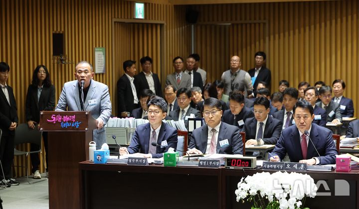 [서울=뉴시스] 김선웅 기자 = '정치브로커'로 알려진 명태균 씨가 23일 서울시청에서 열린 국회 행정안전위원회의 서울특별시에 대한 국정감사에 증인으로 출석해 발언하고 있다. 오른쪽은 오세훈 서울시장. 2025.10.23. mangusta@newsis.com