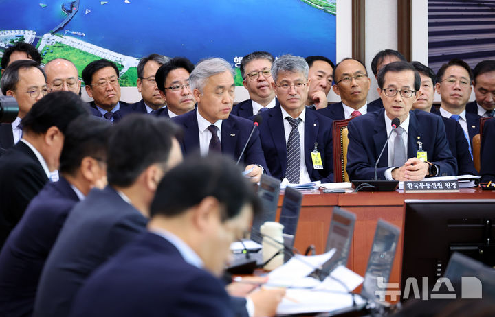 [서울=뉴시스] 김금보 기자 = 손태락 한국부동산원 원장이 23일 오후 서울 여의도 국회에서 열린 국토교통위원회 국정감사에서 질의에 답하고 있다. 2025.10.23. kgb@newsis.com