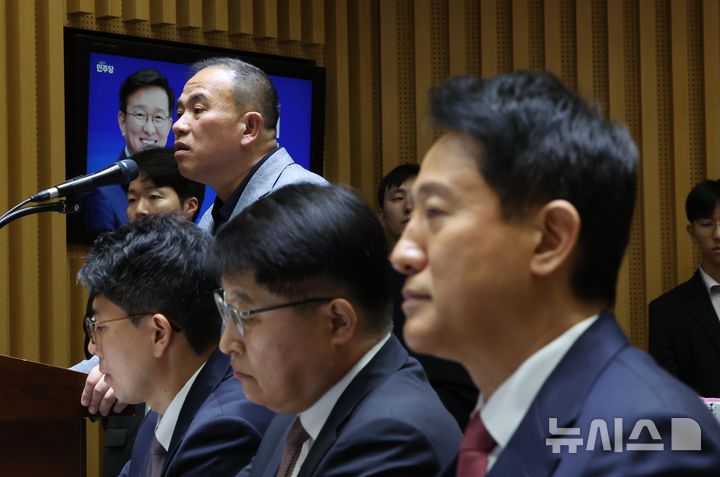 [서울=뉴시스] 김선웅 기자 = '정치브로커'로 알려진 명태균 씨가 23일 서울시청에서 열린 국회 행정안전위원회의 서울특별시에 대한 국정감사에 증인으로 출석해 발언하고 있다. 오른쪽은 오세훈 서울시장. 2025.10.23. mangusta@newsis.com