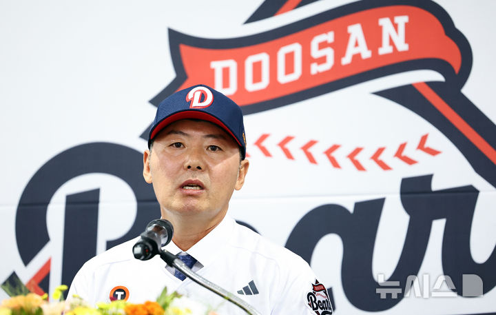[서울=뉴시스] 최진석 기자 = 프로야구 두산 베어스 제12대 사령탑으로 부임한 김원형 감독이 23일 서울 잠실야구장에서 열린 취임식에서 발언하고 있다. 2025.10. 23. myjs@newsis.com