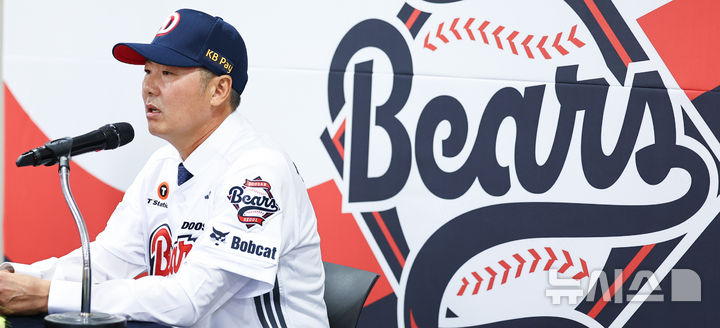 [서울=뉴시스] 최진석 기자 = 프로야구 두산 베어스 제12대 사령탑으로 부임한 김원형 감독이 23일 서울 잠실야구장에서 열린 취임식에서 발언하고 있다. 2025.10. 23. myjs@newsis.com