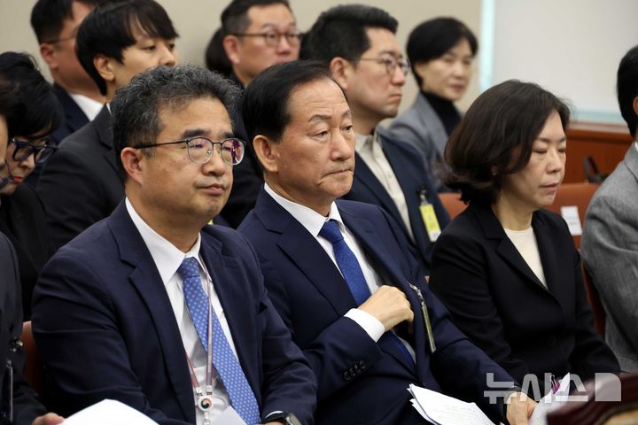 [서울=뉴시스] 국회 국정감사에서 위증한 혐의로 재판에 넘겨진 류희림 전 방송통신심의위원장(방심위)에게 공소청이 징역 1년6개월을 구형했다. 사진은 지난해 과학기술정보방송통신위원회 국정감사에에 출석한 류 전 위원장의 모습. 2025.10.23. photo@newsis.com