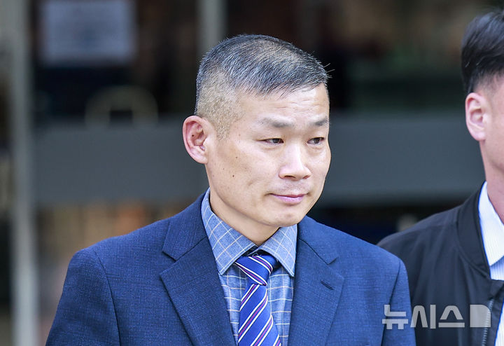 [서울=뉴시스] 정병혁 기자 = 김동혁 전 국방부 검찰단장이 23일 서울 서초구 서울중앙지방법원에서 열린 영장실질심사를 마친 뒤 나오고 있다. 2025.10.23 jhope@newsis.com