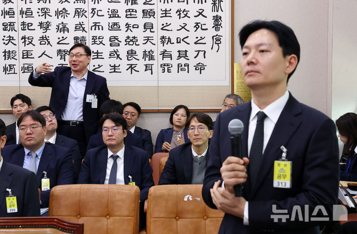 [서울=뉴시스] 김명년 기자 = 이화영 전 경기도 평화부지사가 23일 오전 서울 여의도 국회 법제사법위원회에서 열린 서울고등검찰청-서울중앙지방검찰청 등에 대한 국정감사에서 자신의 대북 송금 사건을 수사했던 박상용 법무연수원 교수 질의 도중 발언권을 요청하고 있다. 2025.10.23. kmn@newsis.com