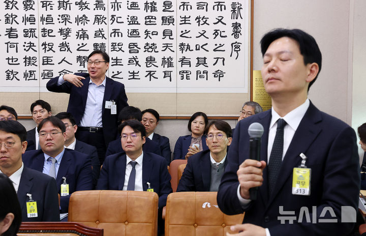 [서울=뉴시스] 김명년 기자 = 이화영 전 경기도 평화부지사가 23일 오전 서울 여의도 국회 법제사법위원회에서 열린 서울고등검찰청-서울중앙지방검찰청 등에 대한 국정감사에서 자신의 대북 송금 사건을 수사했던 박상용 법무연수원 교수 질의 도중 발언권을 요청하고 있다. 2025.10.23. kmn@newsis.com