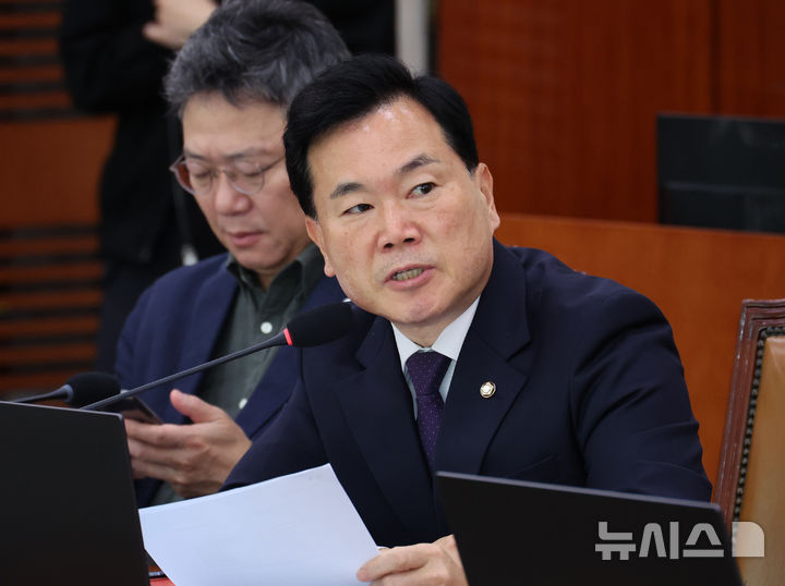 [서울=뉴시스] 김금보 기자 = 김승수 국민의힘 의원이 지난 23일 오후 서울 여의도 국회에서 열린 문화체육관광위원회 국정감사에서 질의를 하고 있다. 2025.10.23. kgb@newsis.com