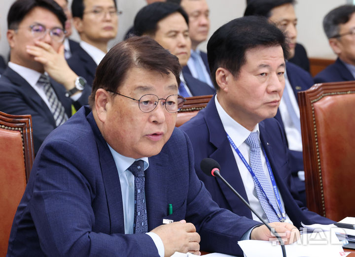 [서울=뉴시스] 김금보 기자 = 박성효 소상공인시장진흥공단 이사장이 23일 오후 서울 여의도 국회에서 열린 산업통상자원중소벤처기업위원회 국정감사에서 질의에 답하고 있다. 2025.10.23. kgb@newsis.com