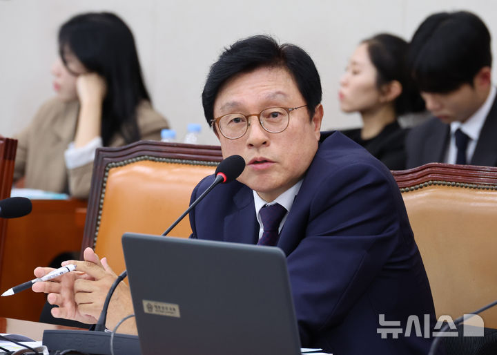 [서울=뉴시스] 김금보 기자 = 박형수 국민의힘 의원이 23일 오후 서울 여의도 국회에서 열린 산업통상자원중소벤처기업위원회 국정감사에서 질의를 하고 있다. 2025.10.23. kgb@newsis.com