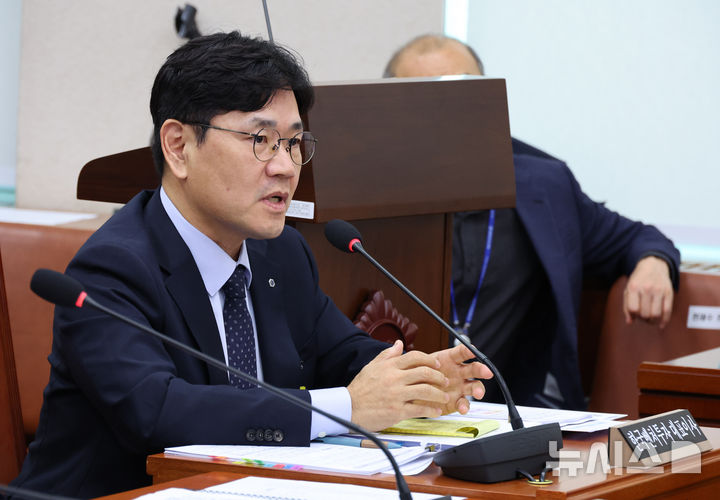 [서울=뉴시스] 김금보 기자 = 이대희 한국벤처투자 대표이사가 지난해 10월 23일 오후 서울 여의도 국회에서 열린 산업통상자원중소벤처기업위원회 국정감사에서 질의에 답하고 있다. 2026.01.02. kgb@newsis.com