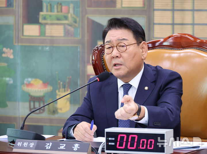 [서울=뉴시스] 김금보 기자 = 김교흥 국회 문화체육관광위원회 위원장이 23일 오후 서울 여의도 국회에서 열린 문화체육관광위원회 국정감사에서 발언을 하고 있다. 2025.10.23. kgb@newsis.com