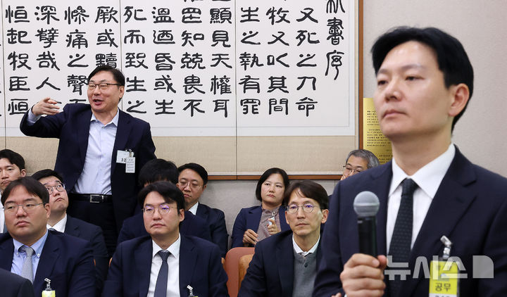 [서울=뉴시스] 김명년 기자 = 이화영 전 경기도 평화부지사가 23일 오전 서울 여의도 국회 법제사법위원회에서 열린 서울고등검찰청-서울중앙지방검찰청 등에 대한 국정감사에서 자신의 대북 송금 사건을 수사했던 박상용 법무연수원 교수 질의 도중 발언권을 요청하고 있다. 2025.10.23. kmn@newsis.com