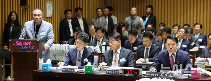 [서울=뉴시스] 김선웅 기자 = '정치브로커'로 알려진 명태균 씨가 23일 서울시청에서 열린 국회 행정안전위원회의 서울특별시에 대한 국정감사에 증인으로 출석해 의원 질의에 답변하는 옆으로 오세훈 서울시장이 자리에 앉아있다. 2025.10.23. mangusta@newsis.com