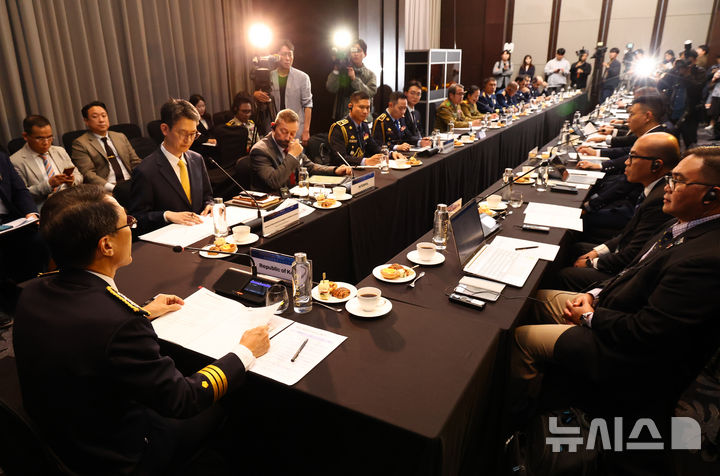 [서울=뉴시스] 황준선 기자 = 유재성 경찰청장 직무대행이 23일 오후 서울 여의도 콘래드 서울 호텔에서 열린 국제공조협의체 발족식에서 인사말을 하고 있다. 2025.10.23. hwang@newsis.com