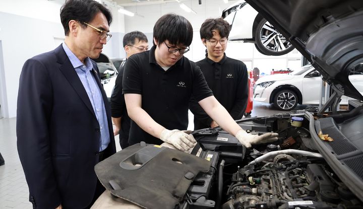 [서울=뉴시스] 권창준 고용노동부 차관이 지난해 10월 23일 일학습병행 기업인 서울 성동구 케이씨씨 모빌리티를 방문해 교육현장을 둘러보고 있다. (사진=고용노동부 제공) 2025.10.23. photo@newsis.com *재판매 및 DB 금지