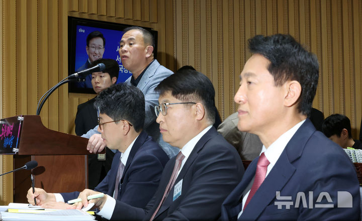 [서울=뉴시스] 김선웅 기자 = '정치브로커'로 알려진 명태균 씨가 지난달 23일 서울시청에서 열린 국회 행정안전위원회의 서울특별시에 대한 국정감사에 증인으로 출석해 의원 질의에 답변하는 옆으로 오세훈 서울시장이 자리에 앉아있다. 2025.10.23. mangusta@newsis.com
